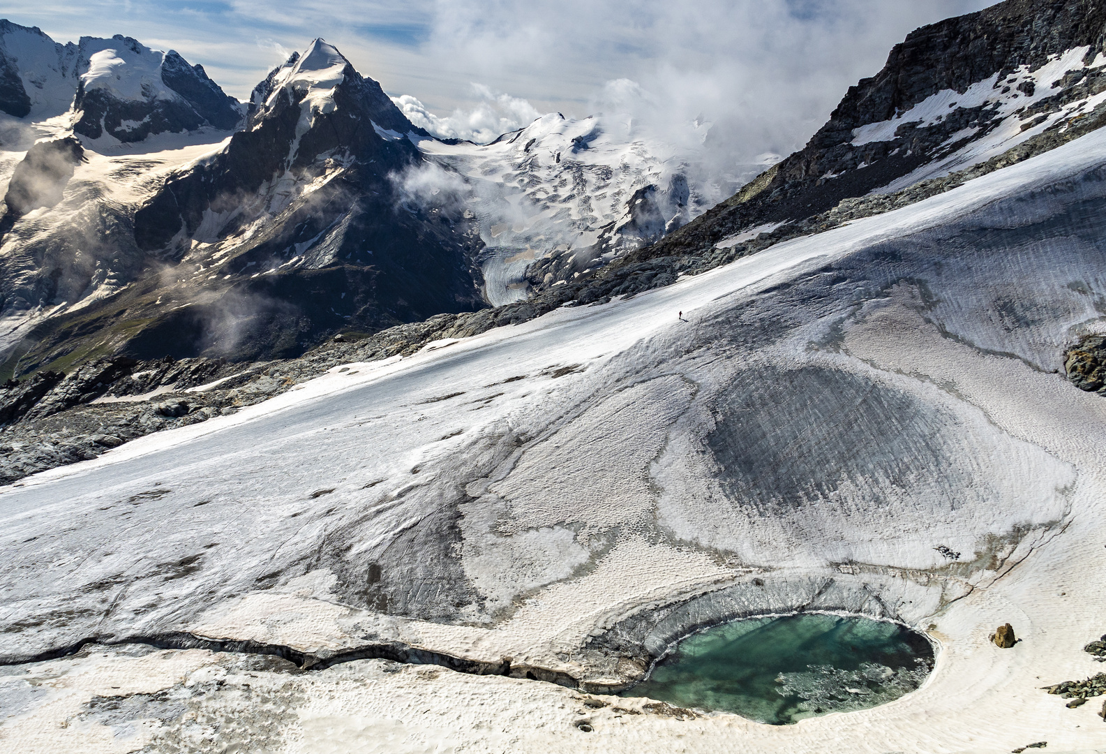 Das Eisloch und der Wanderer.