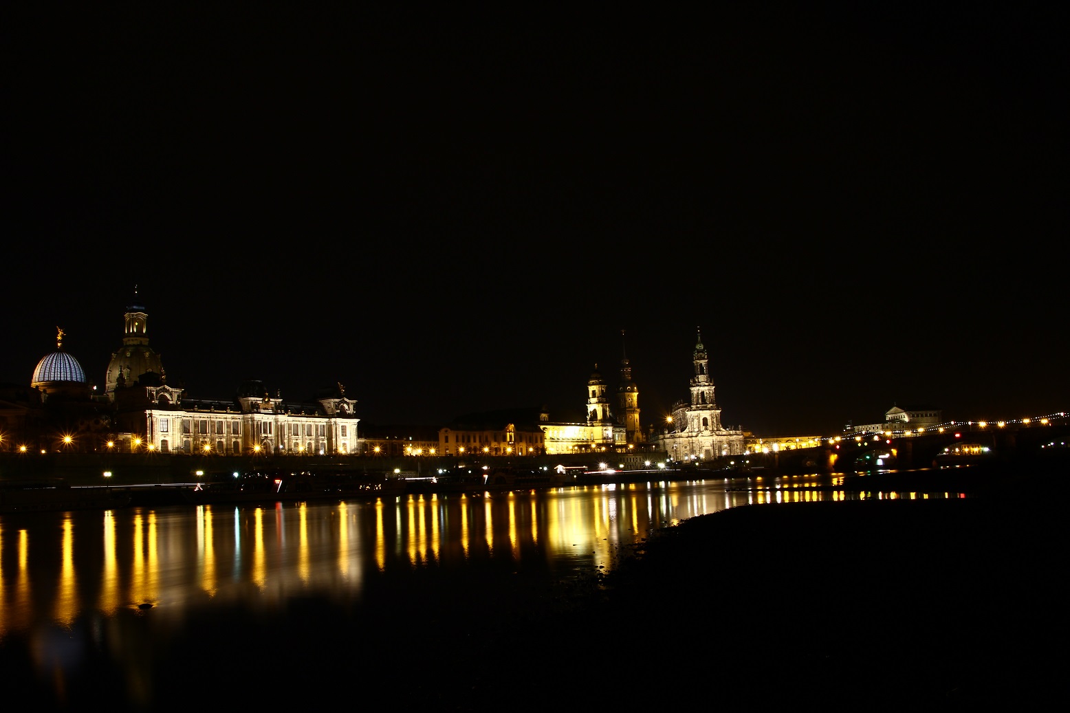 Das Elbufer in Dresden bei Nacht