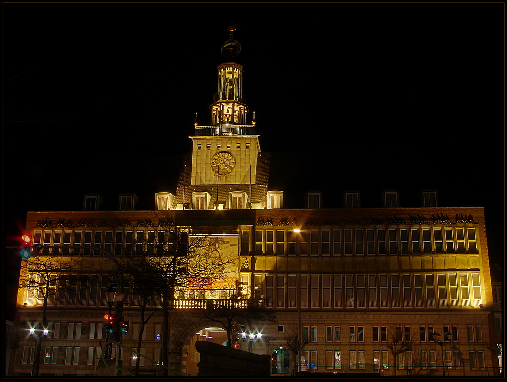 Das Emder Rathaus bei Nacht