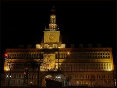 Das Emder Rathaus bei Nacht