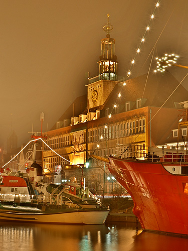 Das Emder Rathaus zur Weihnachtszeit