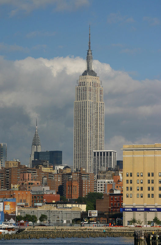 Das Empire State Building thront über Manhattan