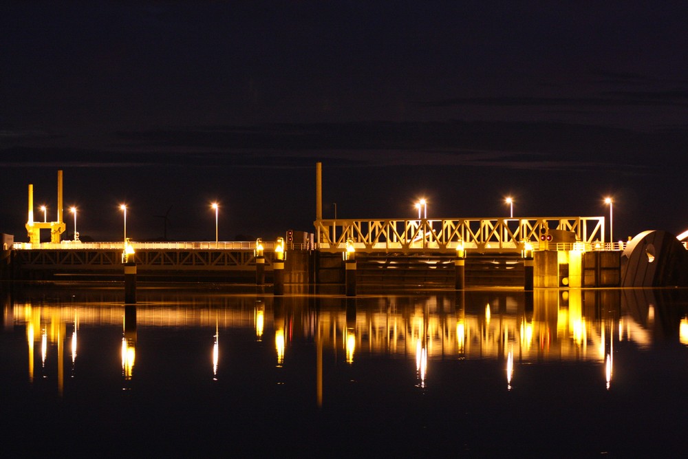 Das Emssperrwerk bei Nacht