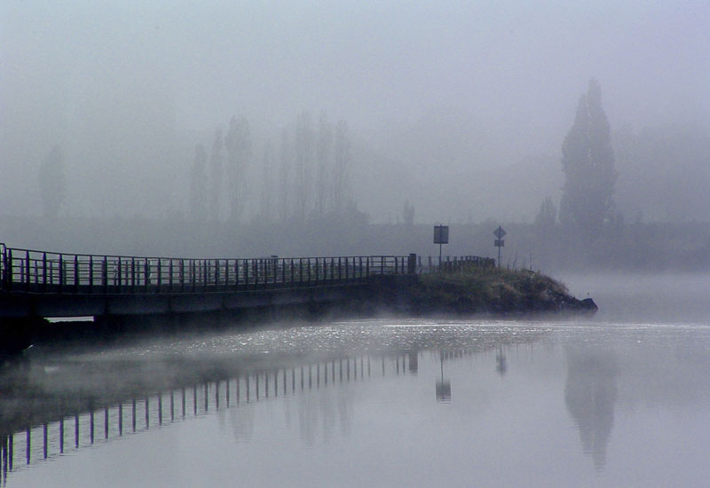 Das Ende einer Bruecke im Nebel