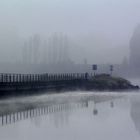 Das Ende einer Bruecke im Nebel