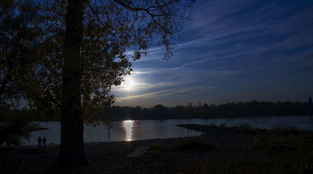 Das Ende eines Novembertages am Rhein