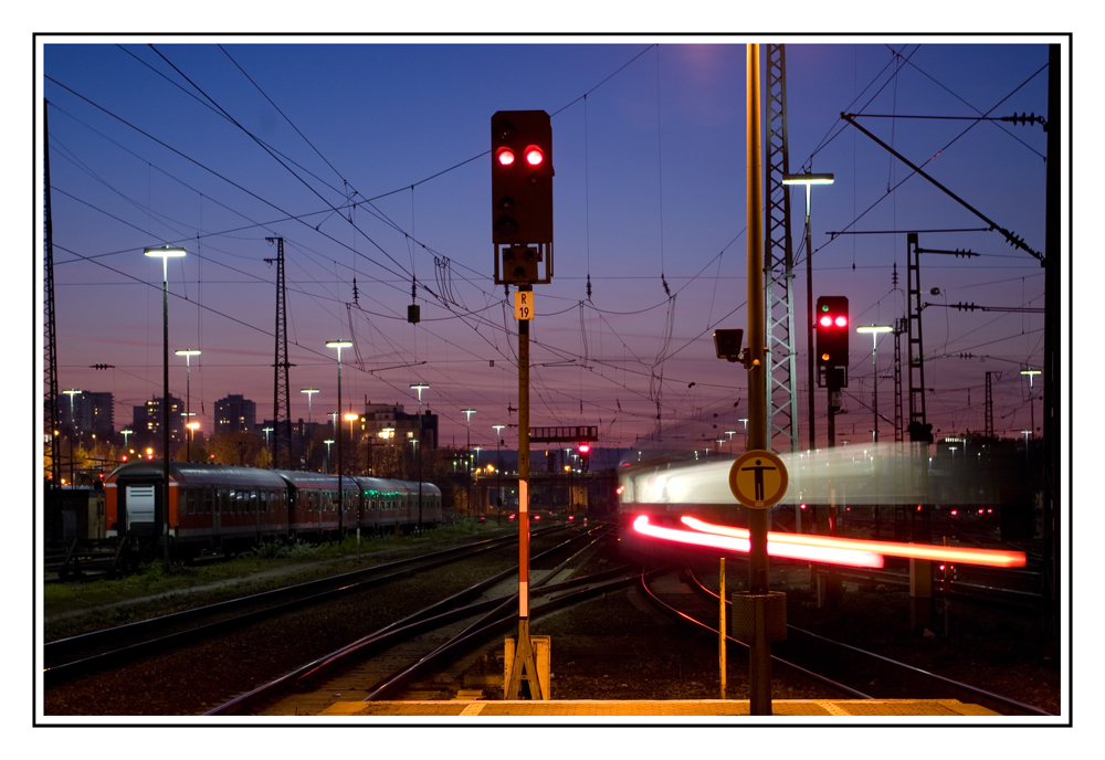 Das Ende eines Tages.....Das Ende des Bahnsteig´s....Das Ende des Zuges