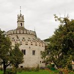 Das erste Gebäude auf das man beim eintreten in das Kloster Neustift blickt..