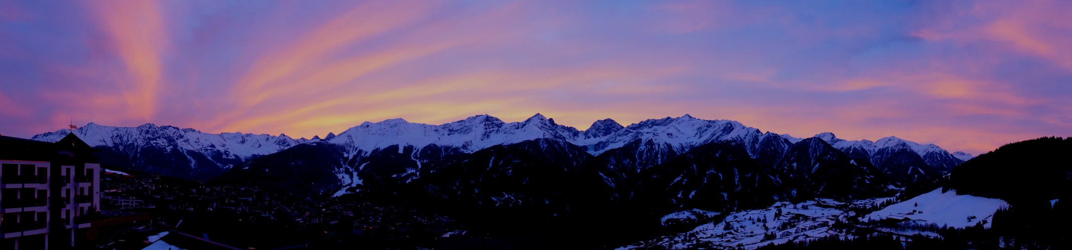 Das erste Morgenrot über Fiss (Panorama)