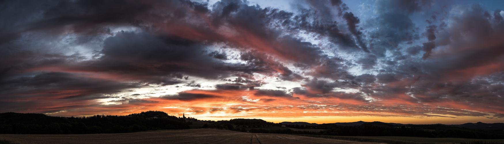 Das erste Rot am Morgenhimmel