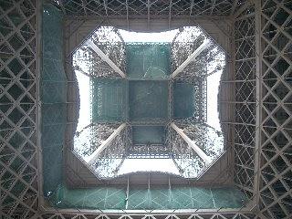 das etwas andere Bild vom Eiffelturm..