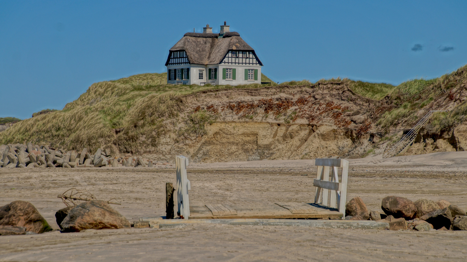 das exklusive Strandhaus "Blanaes" liegt direkt  am Meer 