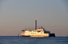 Das Fährschiff "Copenhagen" verlässt Warnemünde am Abend