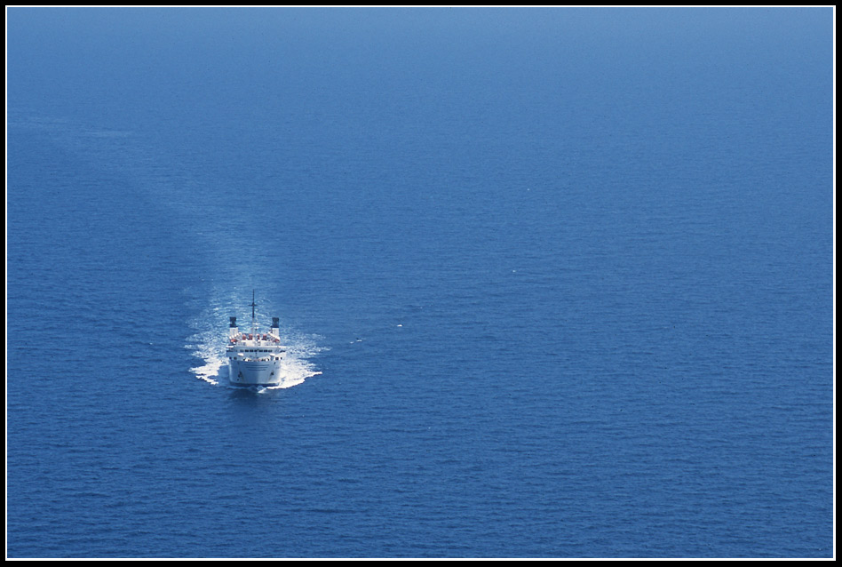 Das Fährschiff naht von Karlheinz Lutzmann