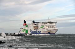 Das Fährschiff "Skone" läuft in Warnemünde ein