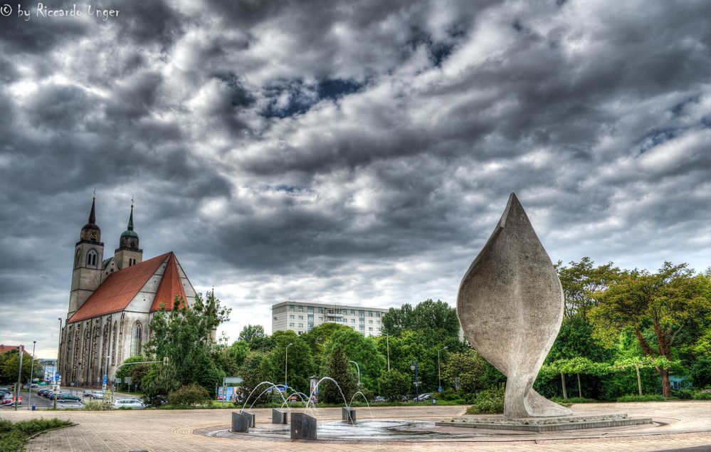 Das Fahnenmonument am Elbufer Magdeburg