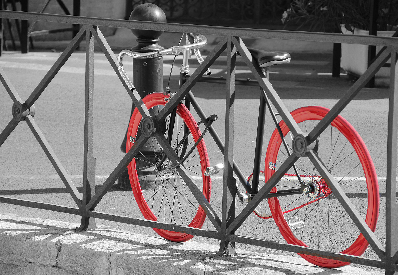 Das Fahrrad mit den roten Reifen Foto & Bild autos