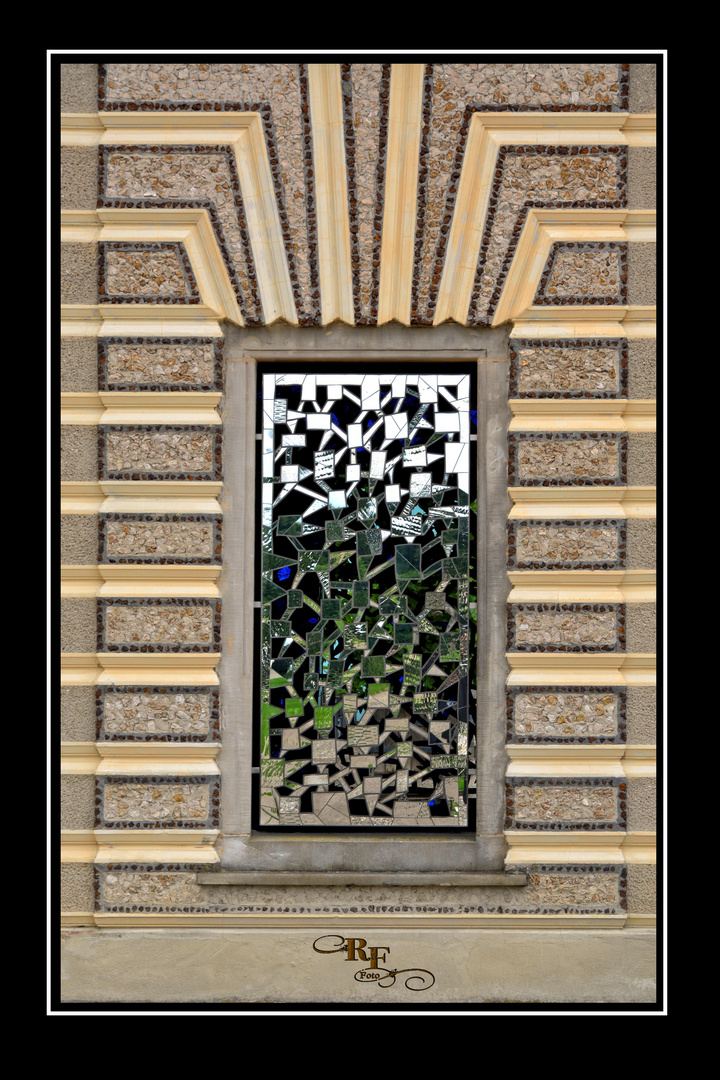Das Fenster der Grotte von Niki de Saint Phalle in den Herrenhäuser Gärten in Hannover 