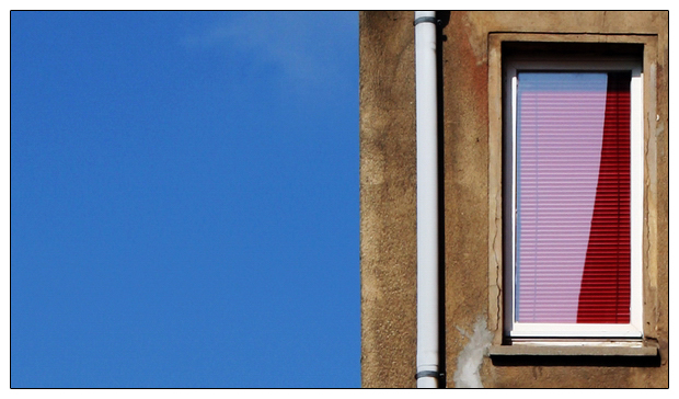 das Fenster mit der roten Jalousie