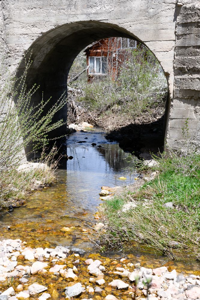 das Fenster unter der Brücke