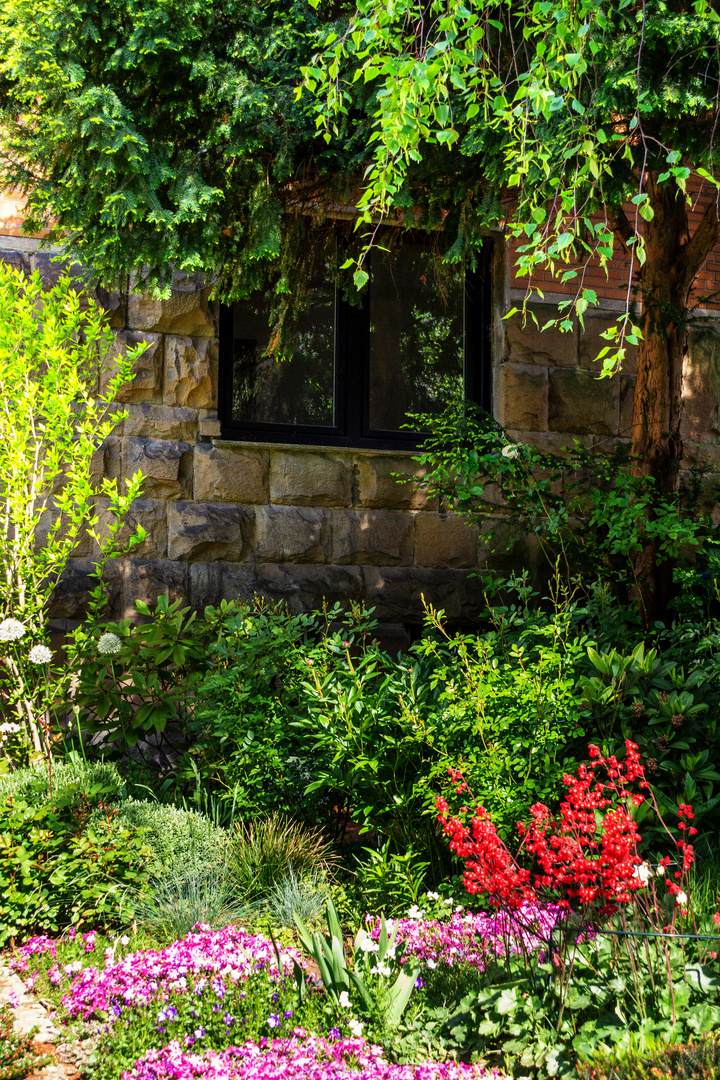 "Das Fenster zum blühenden Garten"