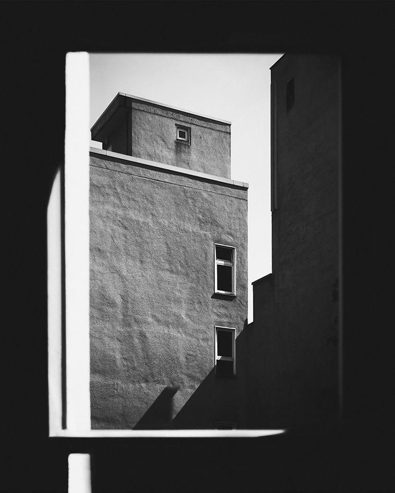 das Fenster zum Hof Foto & Bild fotokunst, monochrome fine art, berlin Bilder auf