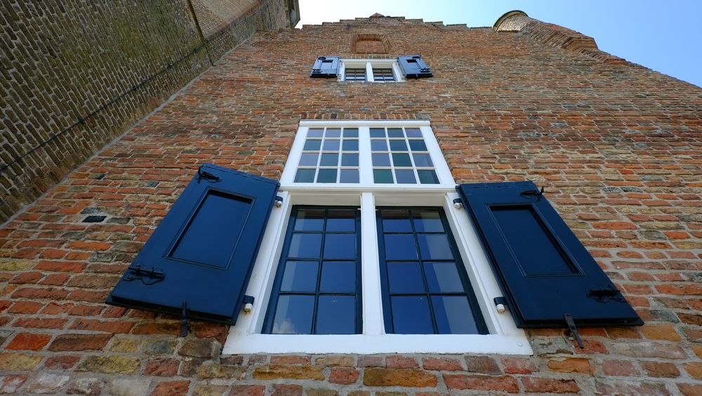 Das Fenster zum Hof schöne alte Backstein Fassade Foto