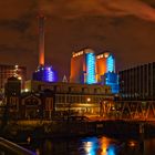 Das Fernwärme-Heizkraftwerk in Frankfurt bei Nacht