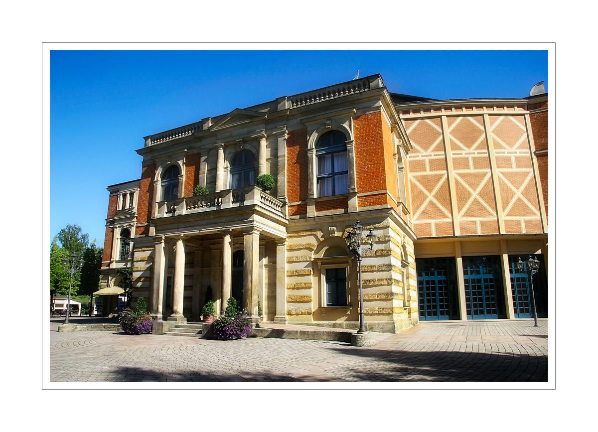 < Das Festspielhaus in Bayreuth >