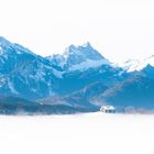 Das Festspielhaus taucht im Nebel auf