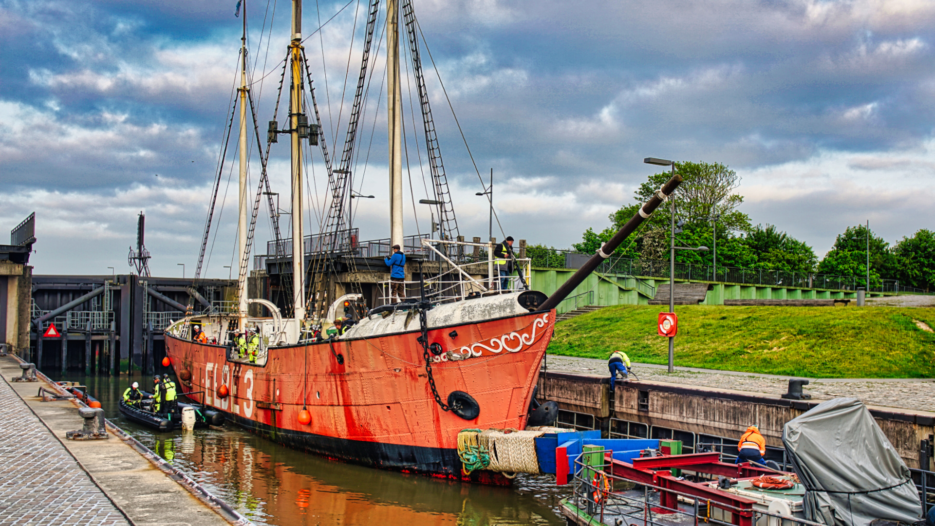 das Feueerschiff "Elbe 3" beim Einlaufen in die Sportbootschleuse