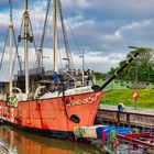 das Feueerschiff "Elbe 3" beim Einlaufen in die Sportbootschleuse