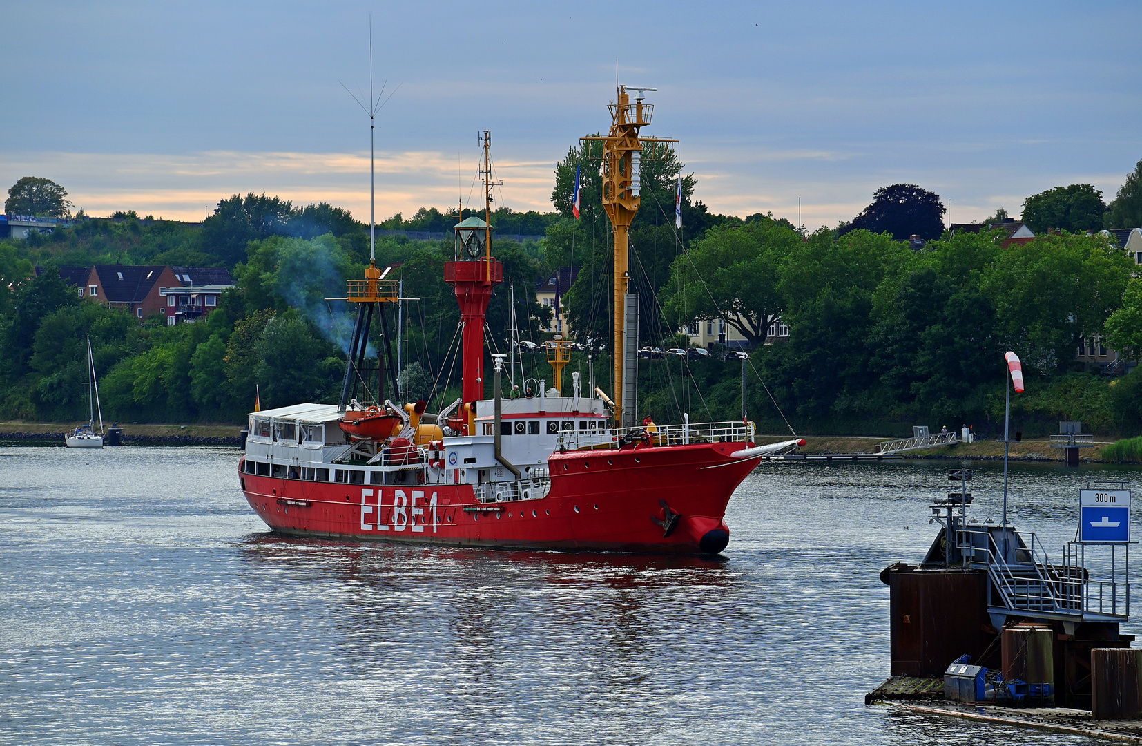 Das Feuerschiff ELBE 1 vor und hinter der Schleuse Kiel Holtenau