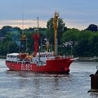 Das Feuerschiff ELBE 1 vor und hinter der Schleuse Kiel Holtenau