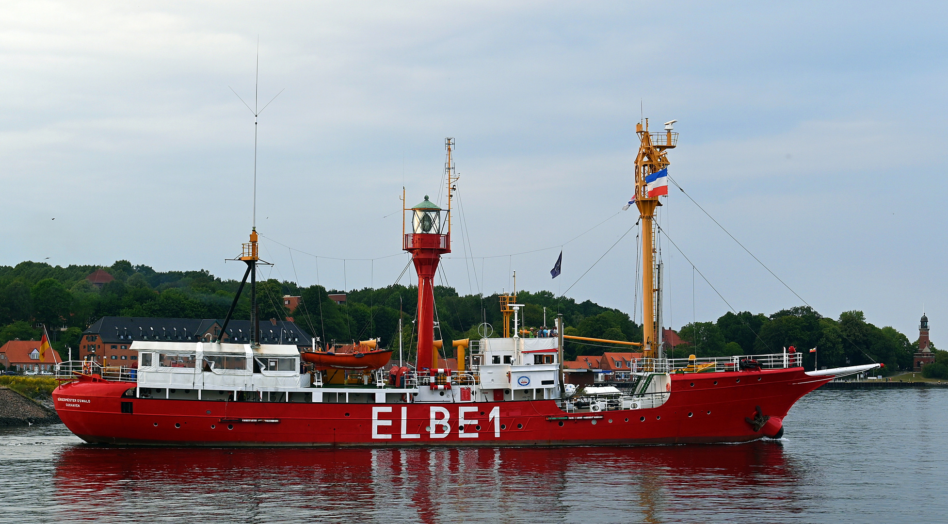 Das Feuerschiff ELBE 1 vor und hinter der Schleuse Kiel Holtenau