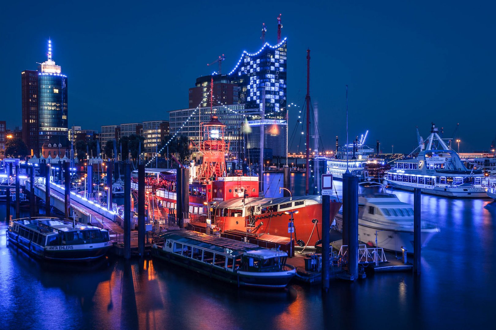 Das Feuerschiff in einem Meer von Blau