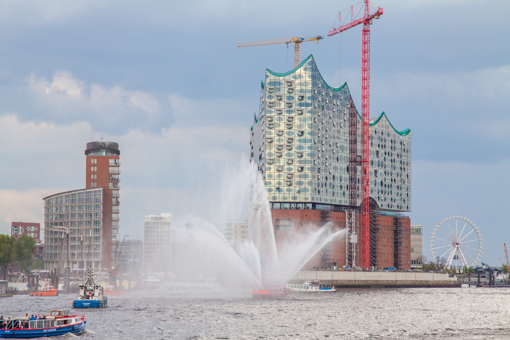 das Feuerschiff putzt die Elbphilharmonie :-)