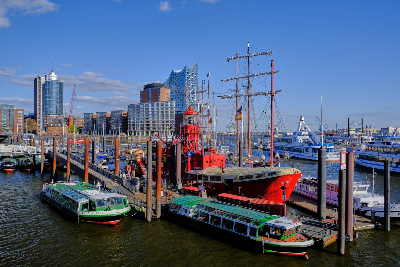 Das Feuerwehrschiff Hamburg Landungsbrücken