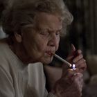 das Feuerzeug der Frau, die mit fast 86 Jahren das Rauchen nicht mehr einstellen muss