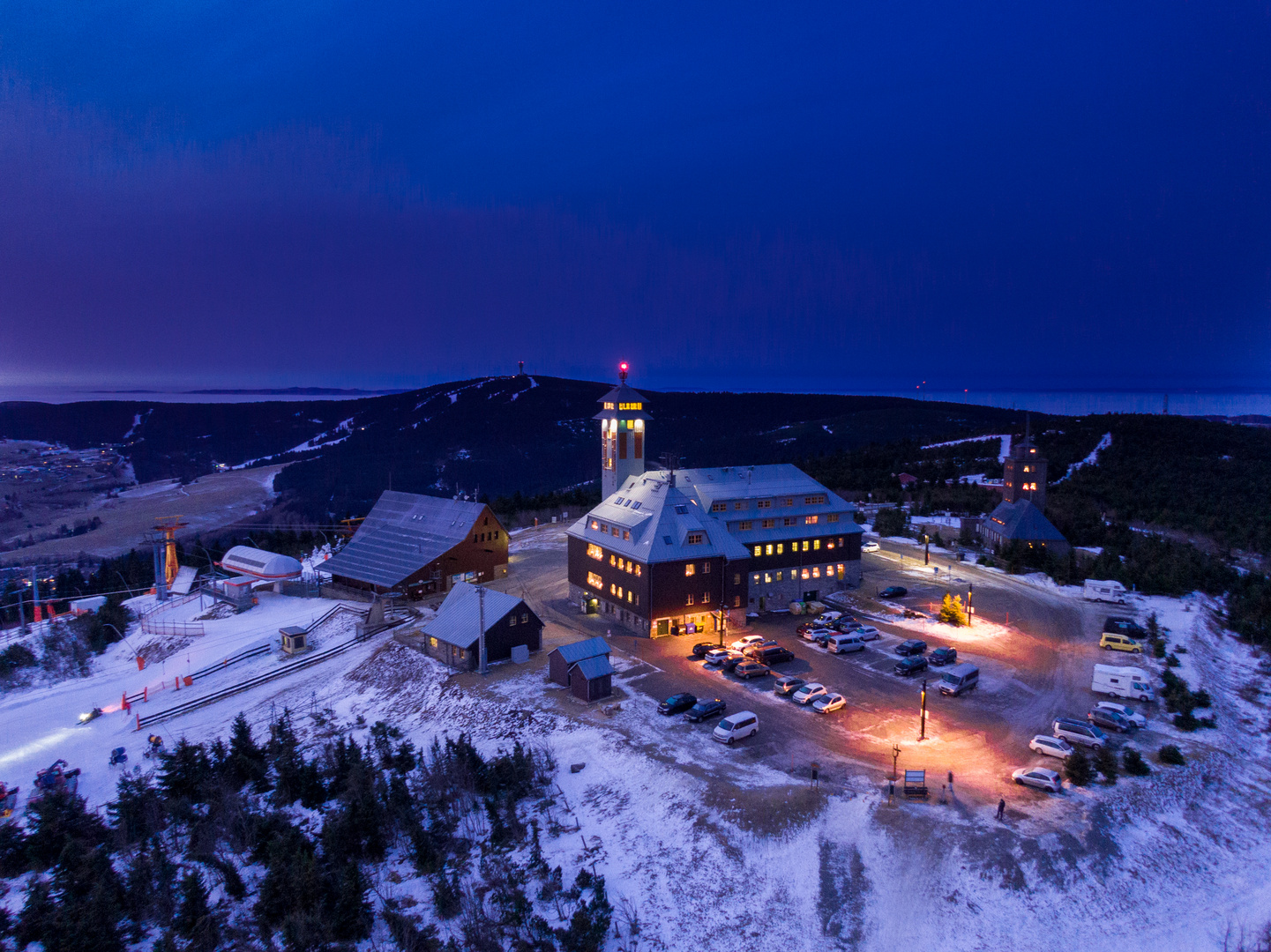 das Fichtelberghaus zur blauen Stunde ... am 26.01.2020 Foto & Bild | architektur, landschaft ...