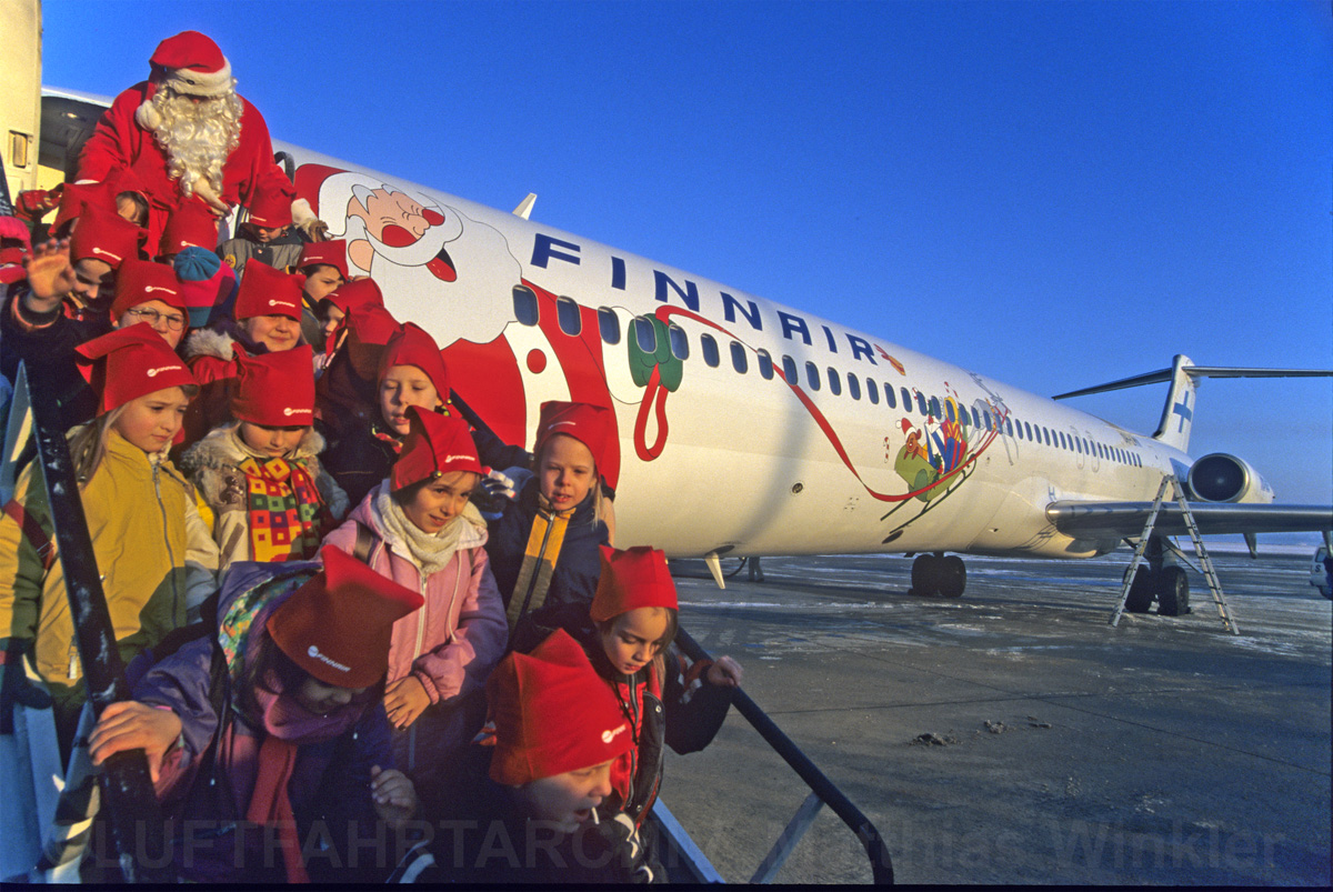 Das FINNAIR Weihnachtsflugzeug MD-82 OH-LMN in Berlin-Tegel 1998