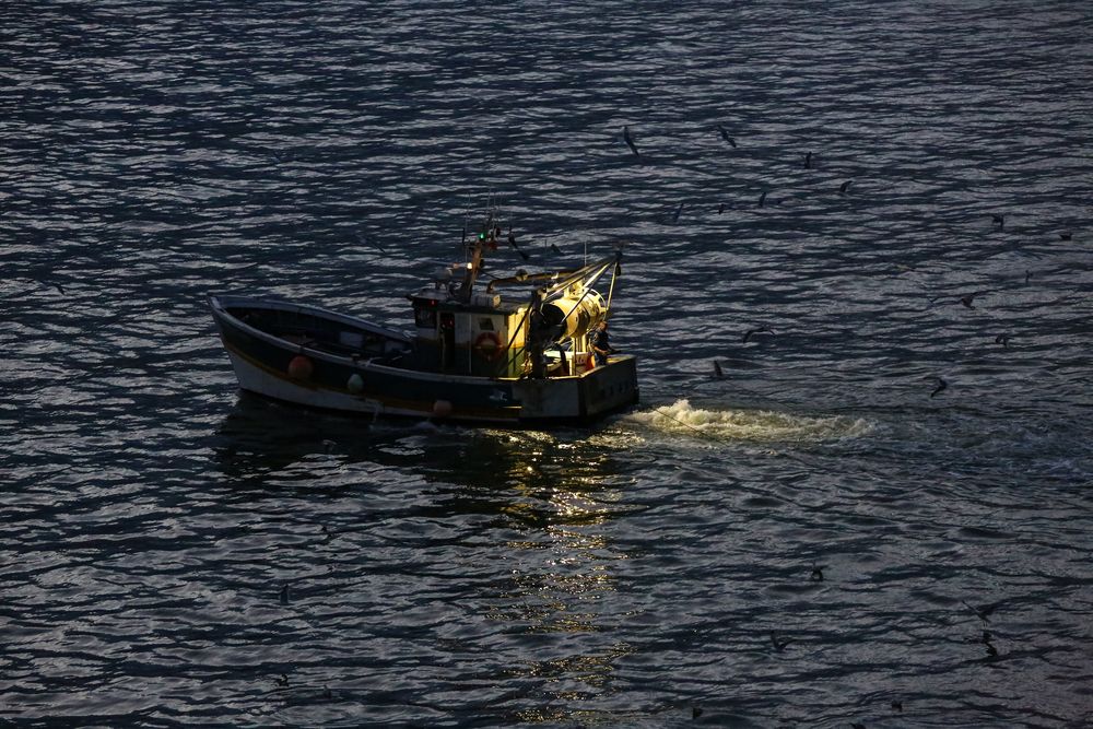 Das Fischerboot am späten Abend