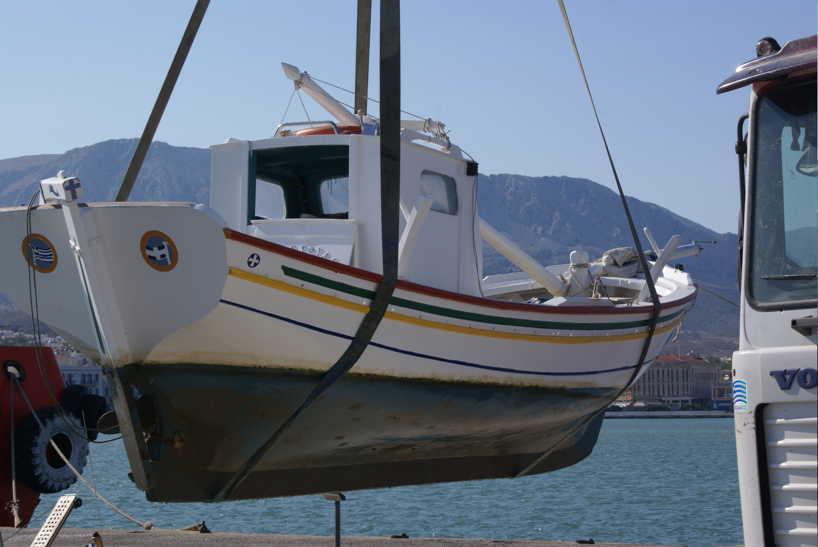 das Fischerboot geht an Land