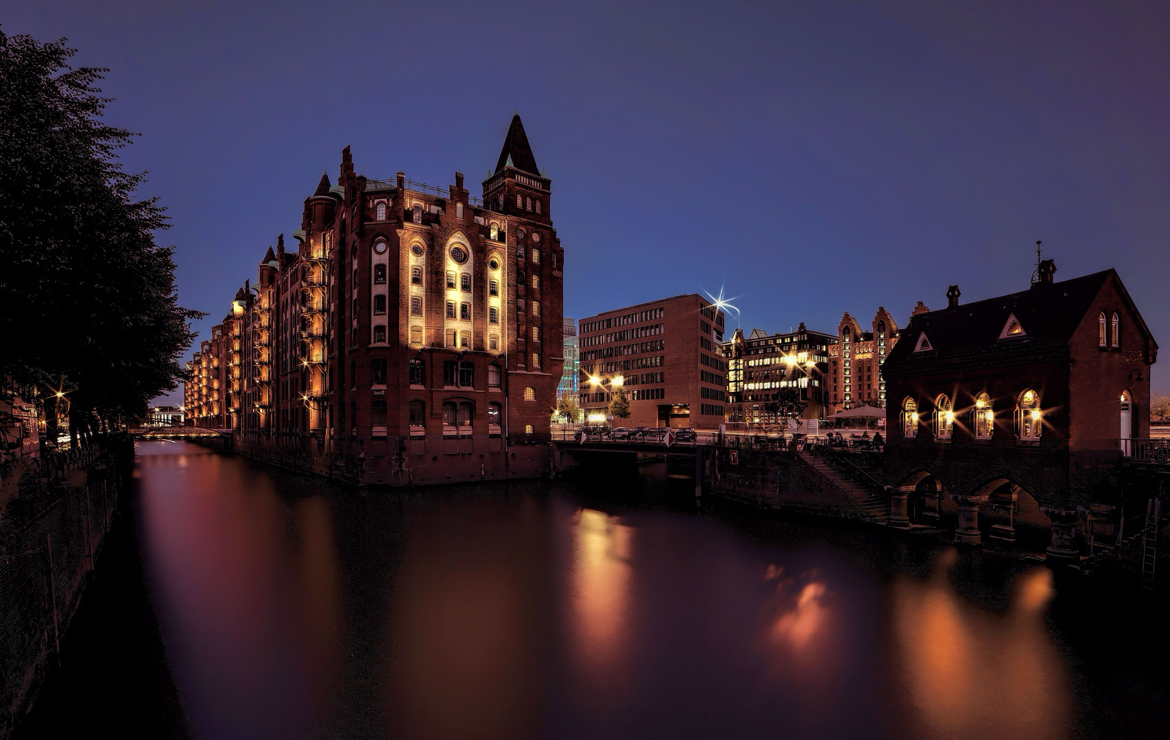 das Fleetschlösschen in der Speicherstadt Hamburg .....