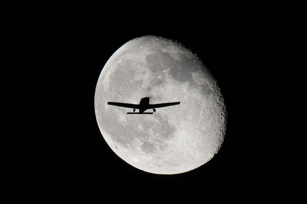 Das Flugzeug im Mond