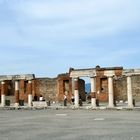 Das Forum mit dem Gebäude der Eumachia im antiken Pompeji