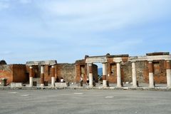 Das Forum mit dem Gebäude der Eumachia im antiken Pompeji