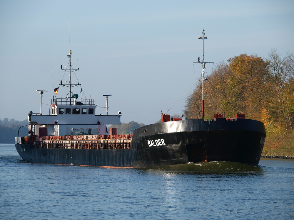 Das Frachtschiff BALDER schiebt eine ordentliche Bugwelle vor sich!