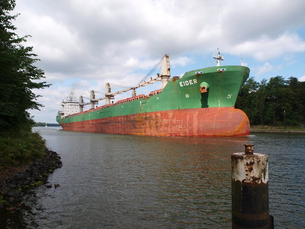 Das Frachtschiff EIDER auf dem Nord-Ostsee-Kanal