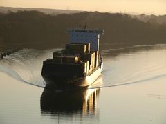 Das Frachtschiff EILBEK im Gegenlicht auf dem Nord-Ostsee-Kanal